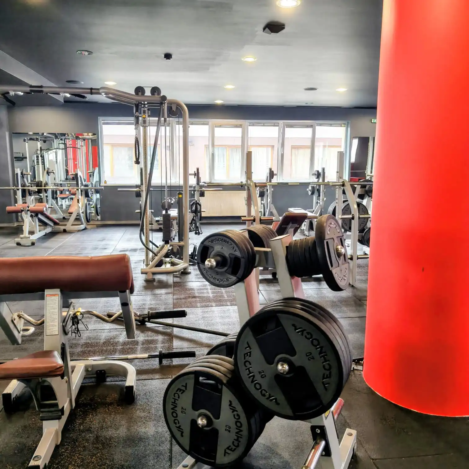 sala fitness femei barbati